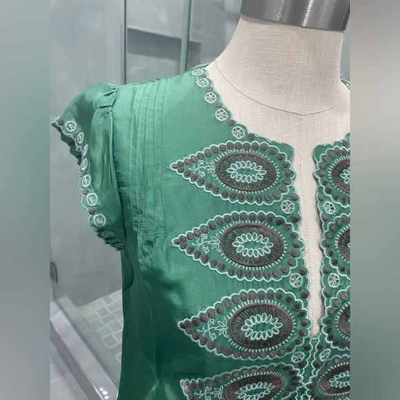 BCBGMAXAZRIA GREEN SILK TOP SIZE SMALL - Picture 3 of 16